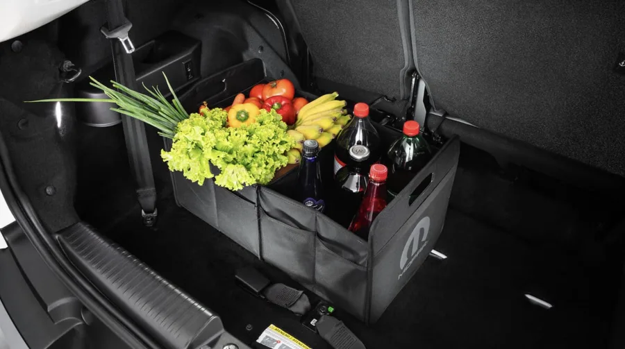 A bolsa porta-objetos do Citroën Basalt Dark Edition 2026 ajuda a manter o porta-malas organizado, com compartimentos práticos e fixação segura por velcro, ideal para viagens, compras e uso urbano no dia a dia.