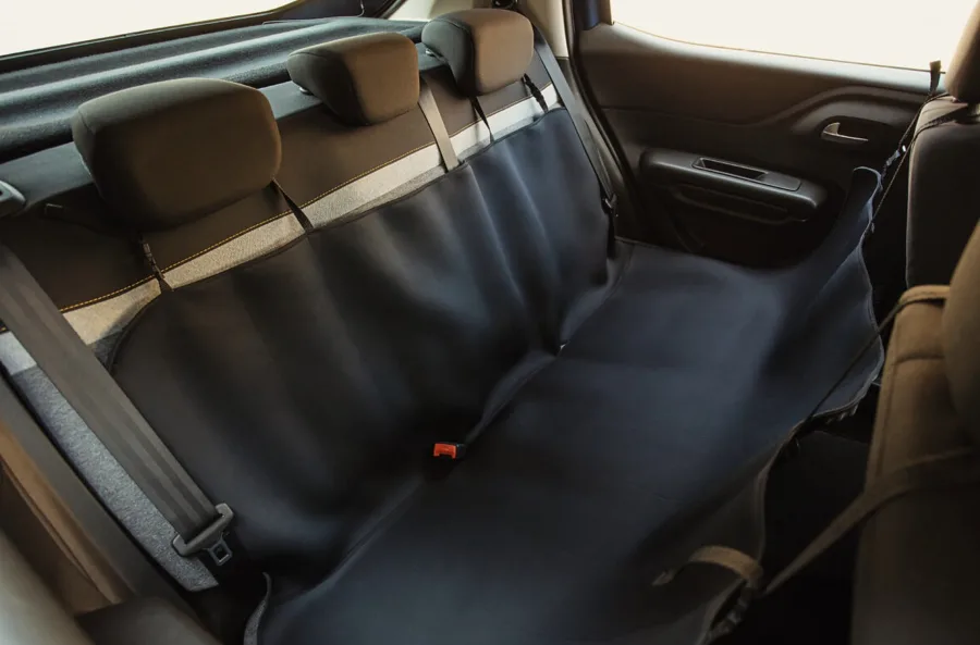 A capa para transporte de pets do Citroën Basalt Dark Edition 2026 protege os bancos e laterais, tem material resistente, é fácil de limpar e garante conforto, segurança e praticidade nas viagens diárias.