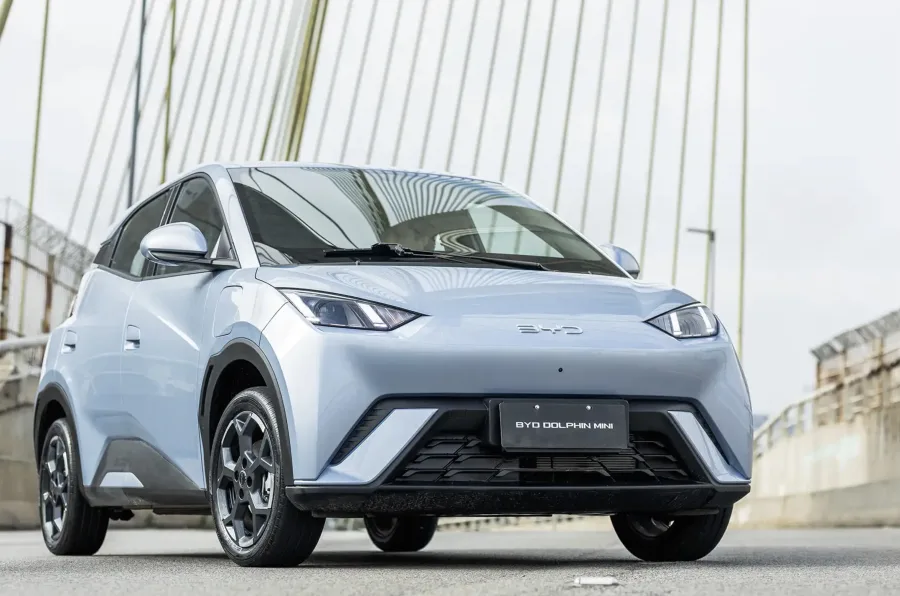 O Dolphin Mini 2026 chega ao Brasil mexendo em algo que só aparece quando o carro enfrenta buracos, lombadas e ruas irregulares, cenário comum para quem dirige nas grandes cidades todos os dias.