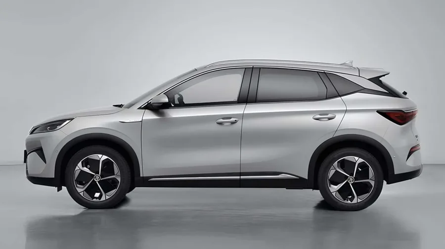 O SUV mantém dimensões equilibradas, design modernizado e interior sofisticado com central multimídia giratória e acabamentos refinados.