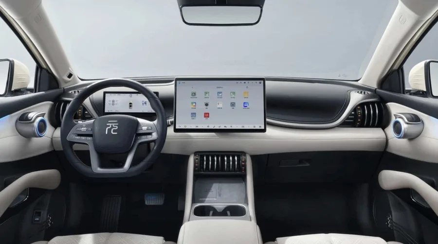 Além da potência ampliada, o Yuan Plus 2026 incorpora o sistema God’s Eye, que integra sensores e câmeras para condução semiautônoma.