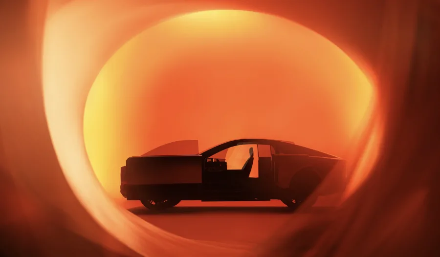 O primeiro modelo dessa fase é o Century Concept, um coupé laranja com design ousado, portas deslizantes e interior artesanal. O carro quebra o padrão conservador e mostra que a Toyota quer ser desejada, não apenas confiável.