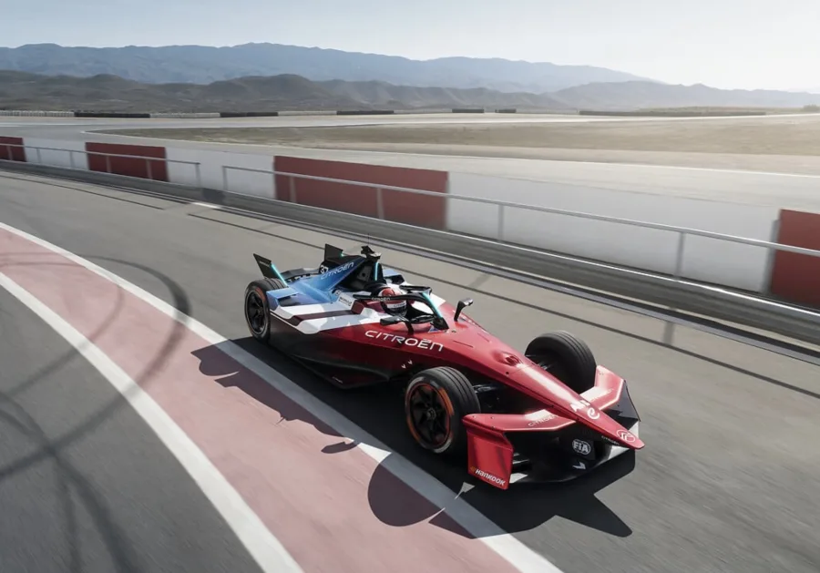 O retorno da Citroën às pistas é mais que um marco esportivo — é um movimento estratégico. A marca francesa aposta na Fórmula E para unir performance e sustentabilidade, exibindo um monoposto capaz de atingir 320 km/h com tração integral e regeneração dupla.