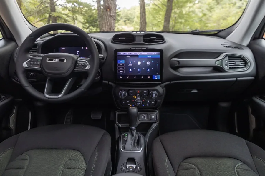 Em Melfi, a fábrica que deu vida ao Renegade agora se prepara para o futuro. O barulho dos motores cede lugar ao zumbido silencioso das linhas híbridas e elétricas.