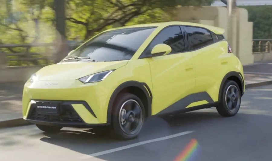 BYD desafia Volkswagen Polo ao destacar que seu EV desvaloriza menos em novo comercial