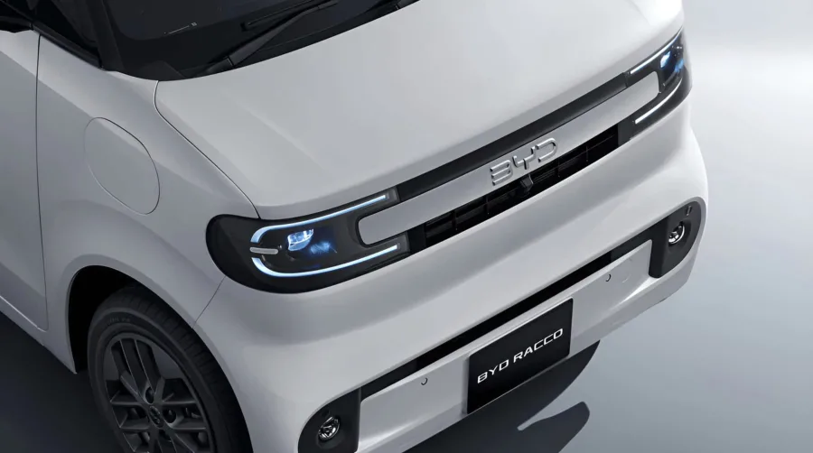 O design quadrado e as portas deslizantes lembram os clássicos kei cars, mas com toques modernos, como faróis em C e o logotipo iluminado da BYD, que reforça sua identidade visual.