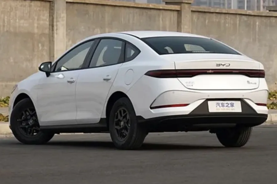 BYD poderá ter novo sedã híbrido no Brasil com preço abaixo do King e motor de 217 cv
