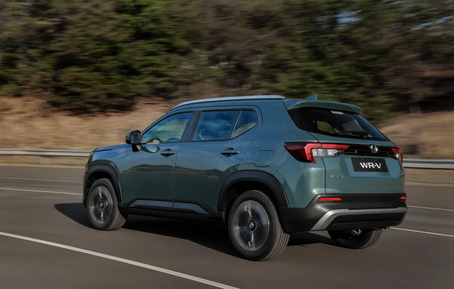 A versão EXL se destaca por oferecer o myHonda Connect, sistema que permite ligar o carro e o ar-condicionado pelo celular, além de mostrar status e localização em tempo real.