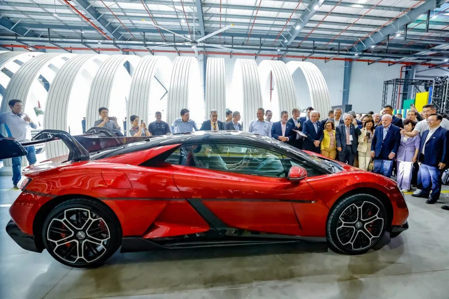 A BYD inaugurou em Camaçari sua primeira fábrica no Brasil, com investimento de R$ 5,5 bilhões. O projeto marca uma nova fase da indústria automotiva nacional, focada em energia limpa e exportação - Ricardo Stuckert / PR