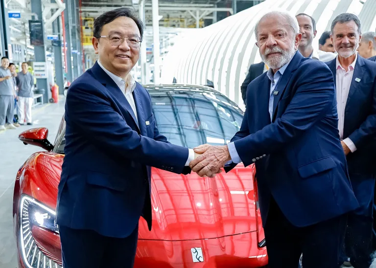 BYD inaugura fábrica bilionária na Bahia e dobra meta para 600 mil carros elétricos com foco em exportação