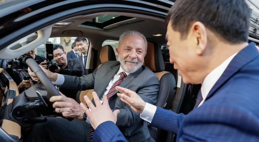 Lula aprova lei da CNH: Habilitação sem autoescola pode reduzir custo em até 80% no Brasil