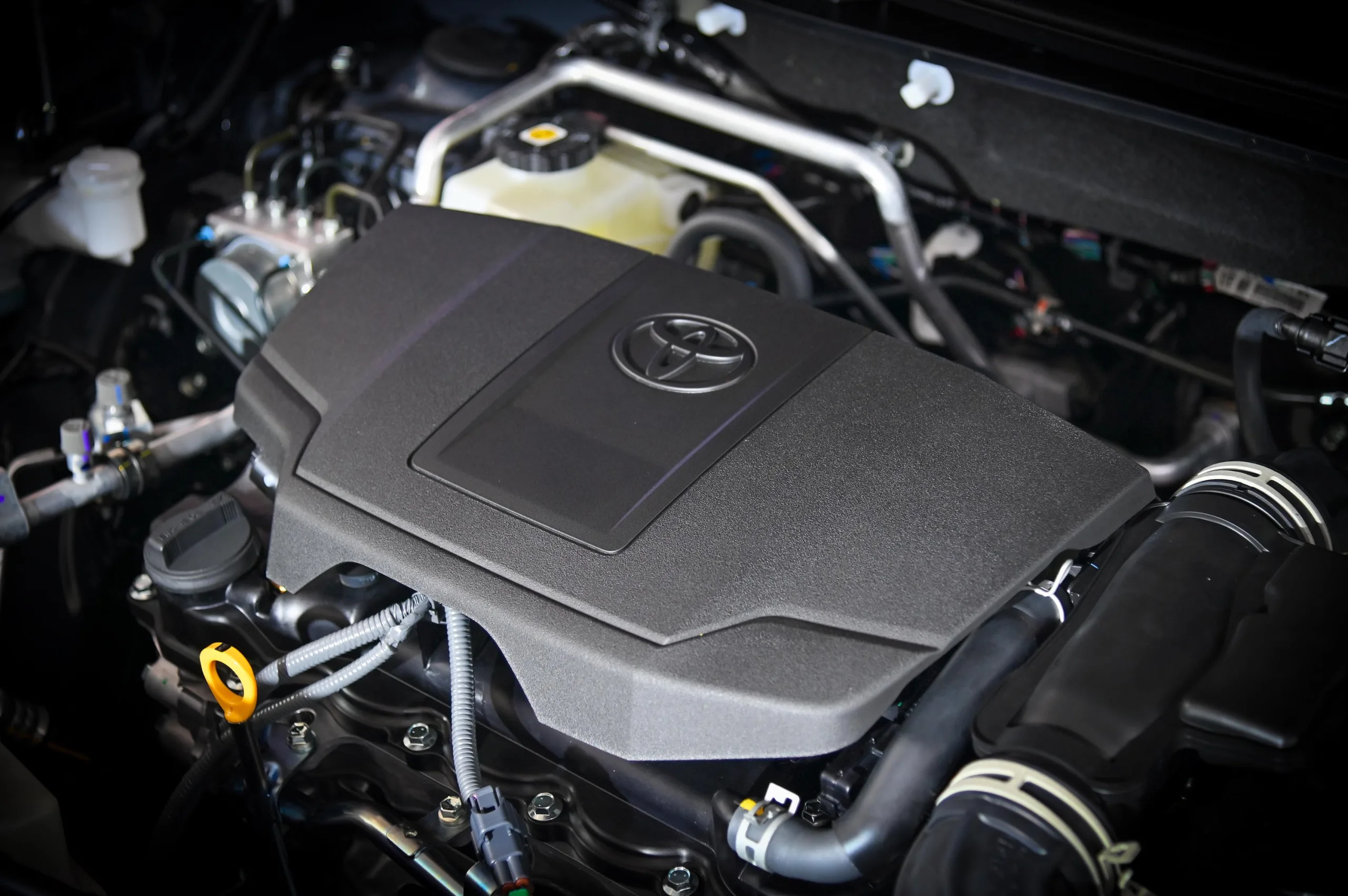 A Toyota trouxe quatro versões bem definidas. Duas com motor 1.5 aspirado e duas híbridas, mirando quem roda muito na cidade.