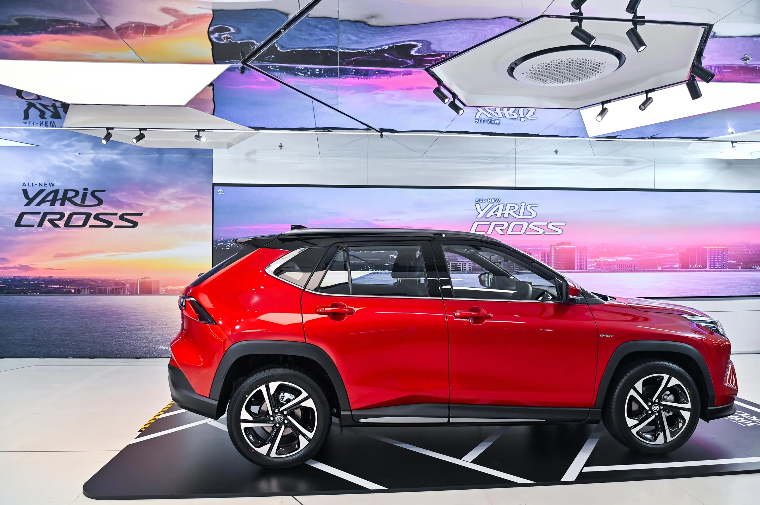 Toyota Yaris Cross 2026 chega econômico, sensato e com a estranha coragem de não tentar impressionar ninguém