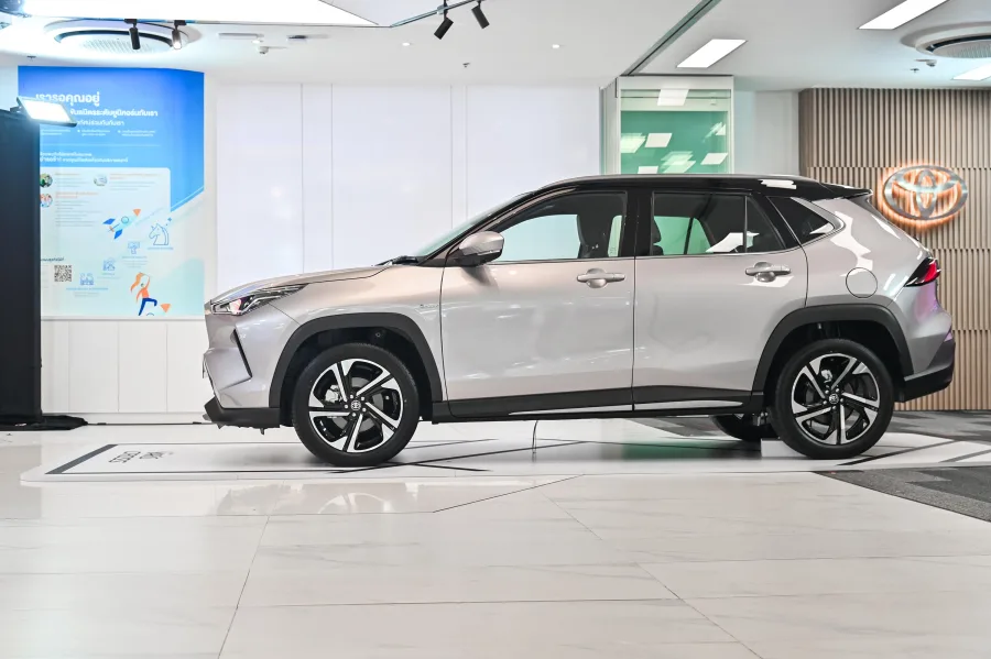 Com dimensões compactas e interior amplo, o Yaris Cross foi pensado para a cidade. A suspensão adaptada ao solo brasileiro garante estabilidade e suavidade nas manobras.