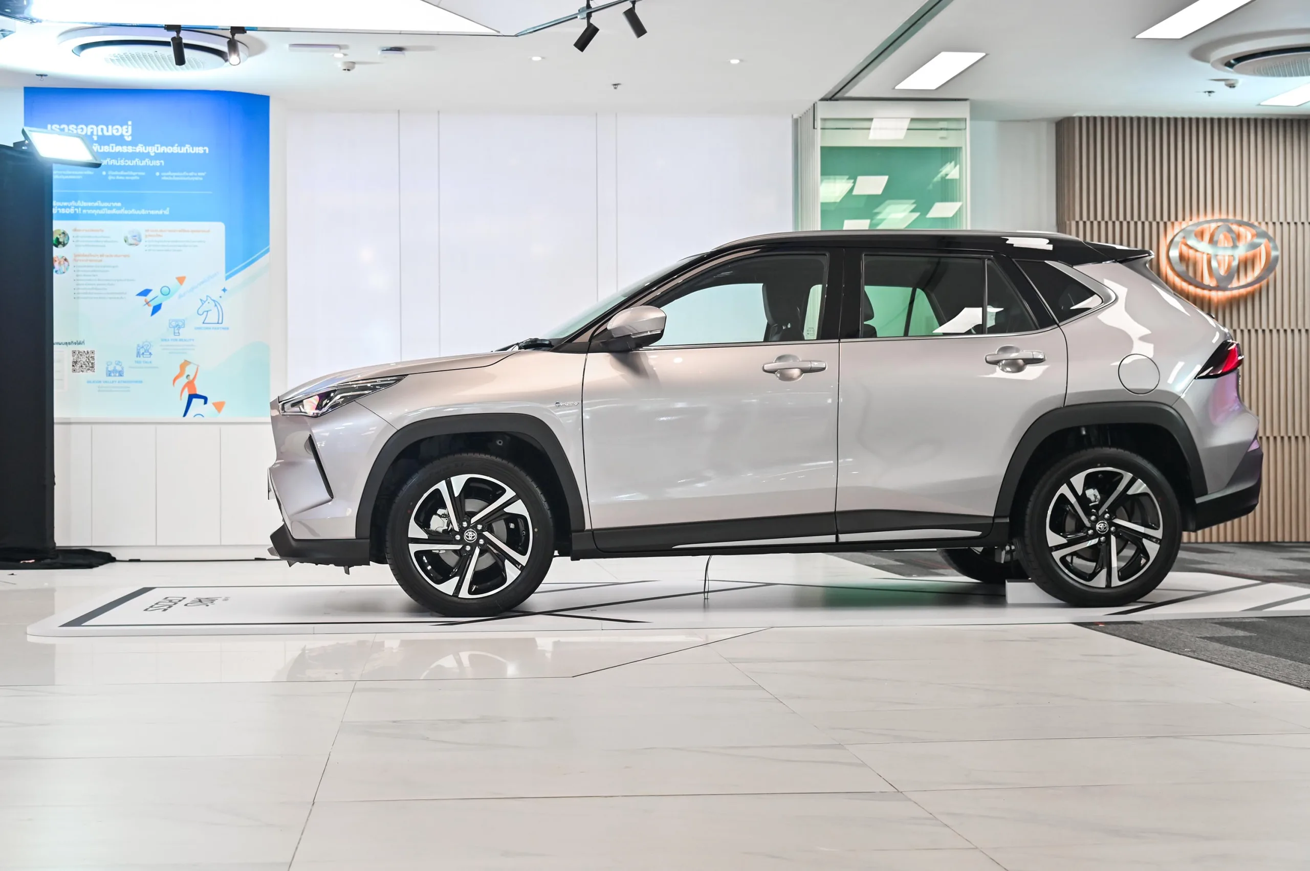 Toyota Yaris Cross 2026 chega econômico, sensato e com a estranha coragem de não tentar impressionar ninguém