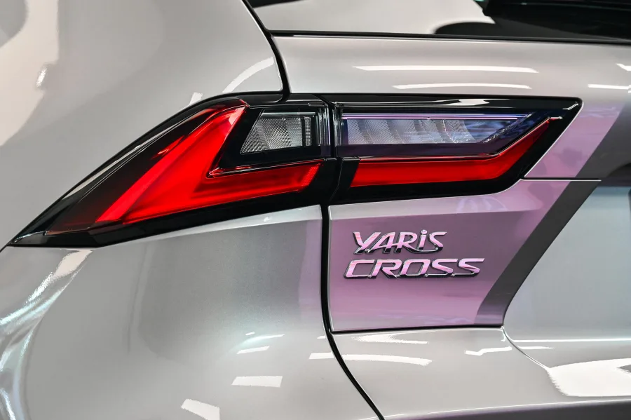 Nas versões a combustão, o foco está na previsibilidade. O motor 1.5 aspirado responde sem sustos e facilita a convivência no trânsito pesado.