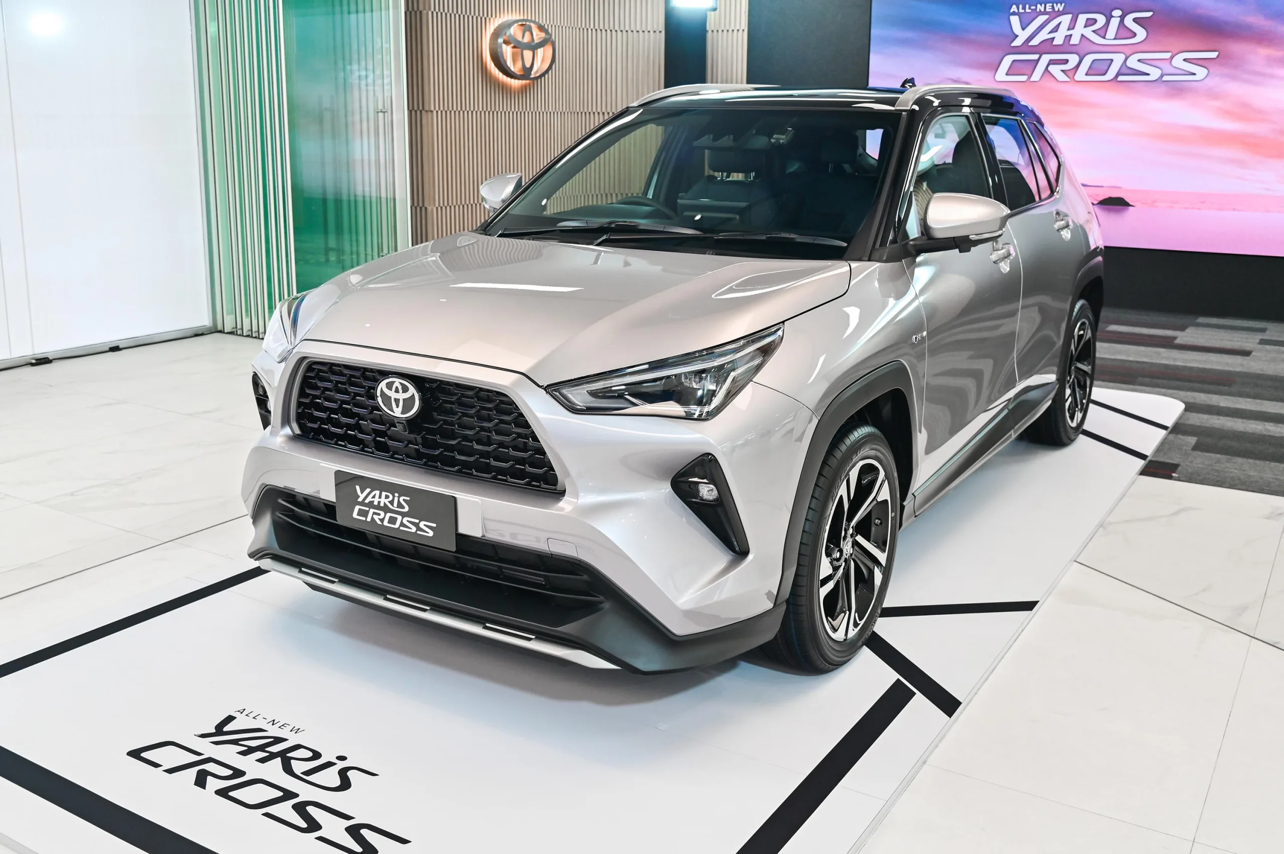 Toyota Yaris Cross 2026 chega econômico, sensato e com a estranha coragem de não tentar impressionar ninguém