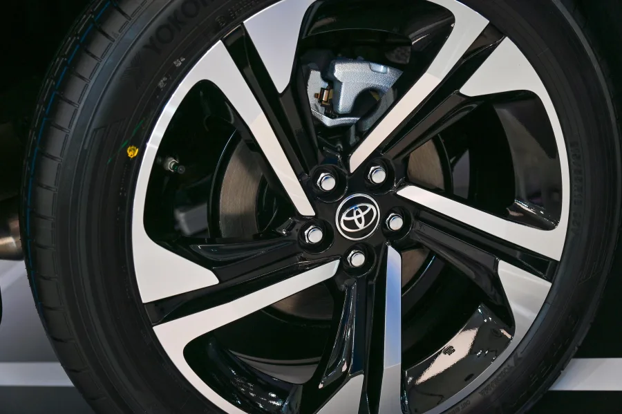 Nada muda no desempenho, mas tudo muda na forma como o motorista estaciona, muda de faixa e encara congestionamentos.