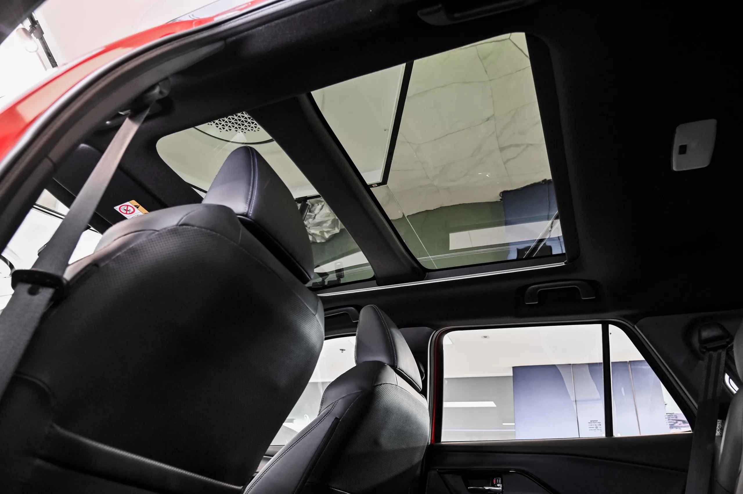 Toyota Yaris Cross 2026 chega econômico, sensato e com a estranha coragem de não tentar impressionar ninguém