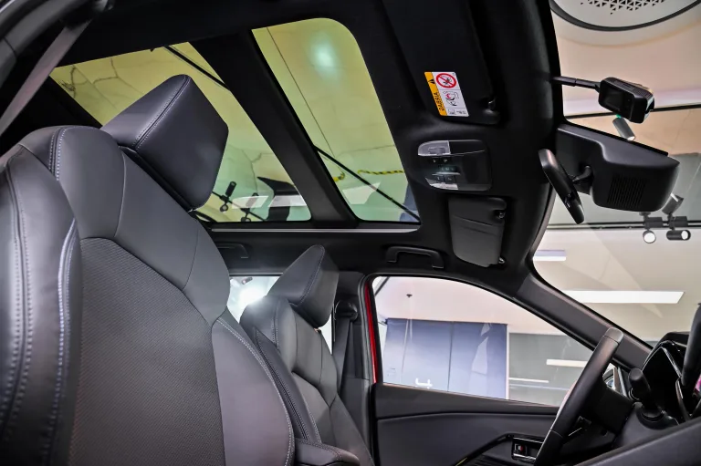 Como é o interior e a tecnologia do Toyota Yaris Cross 2026?