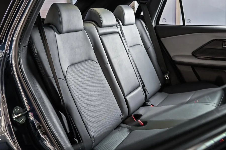 O espaço traseiro atende bem adultos no dia a dia, mas não sobra joelho, é um interior pensado para uso urbano e familiar, não para viagens longas frequentes.