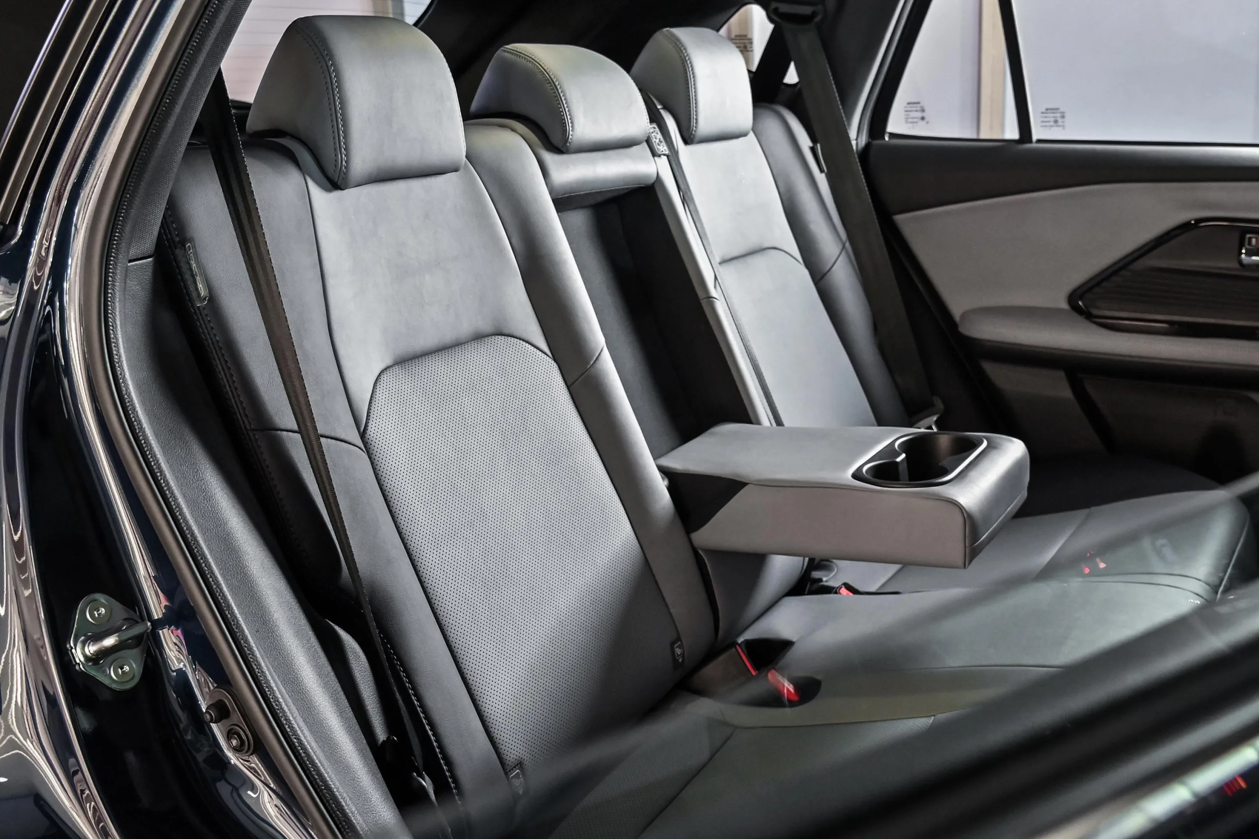 Cabine para cinco ocupantes, porta-malas de 391 litros, bancos de couro, teto panorâmico e bom isolamento para longos períodos ao volante.