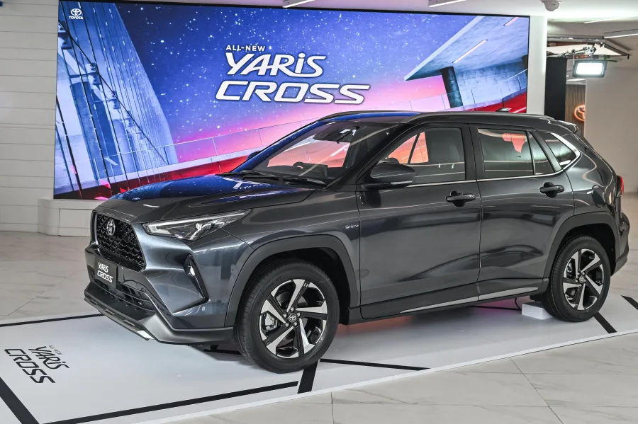O Toyota Yaris Cross terá versões híbrido-flex com 113 cv e 1.5 flex com 110 cv. As opções variam entre configurações básicas e topo de linha com pacote Toyota Safety Sense.