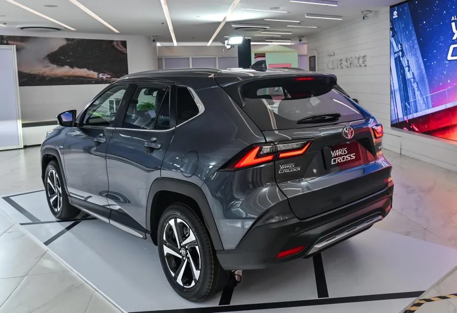 O Yaris Cross híbrido-flex faz até 17,9 km/l na cidade e 15,3 km/l na estrada, com autonomia de 640 km. O motor 1.5 flex convencional entrega até 110 cv e bom equilíbrio.