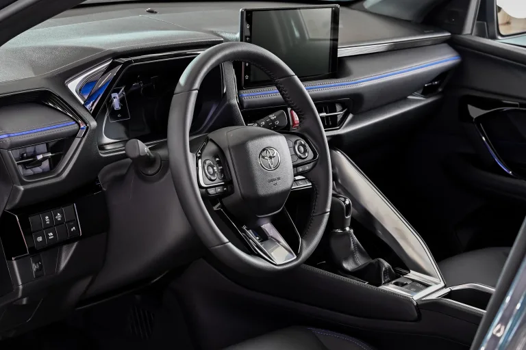 Toyota Yaris Cross 2026 aposta em telas grandes, conectividade total e conforto digital no uso urbano