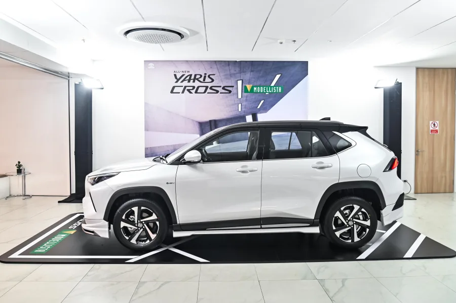 O principal destaque está na eficiência. O conjunto híbrido-flex combina o motor 1.5 com tecnologia elétrica para entregar até 18 km/l na cidade, sem abrir mão do conforto e do silêncio típicos da Toyota.