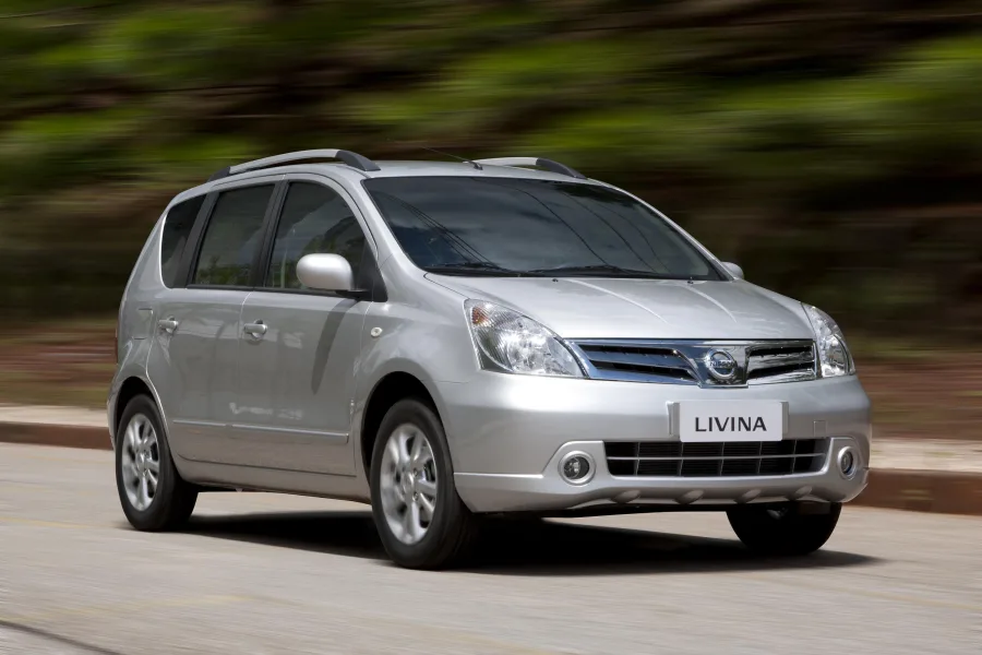 A Livina foi o primeiro carro de passeio nacional da Nissan. Espaçosa e versátil, conquistou famílias e taxistas com conforto e custo de uso acessível.