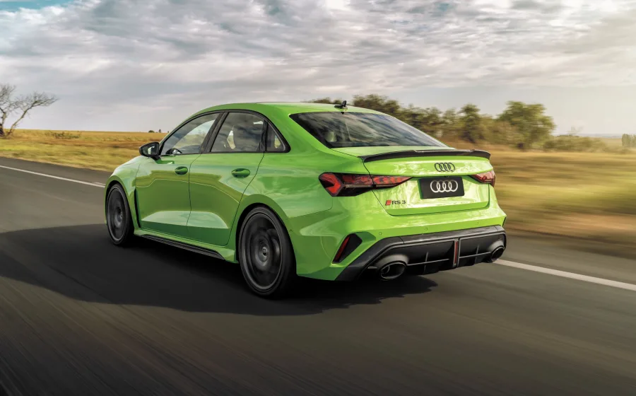 As versões do Audi RS3 2025 equilibram luxo e potência, com a padrão ideal para uso diário e a Track voltada à condução esportiva extrema.