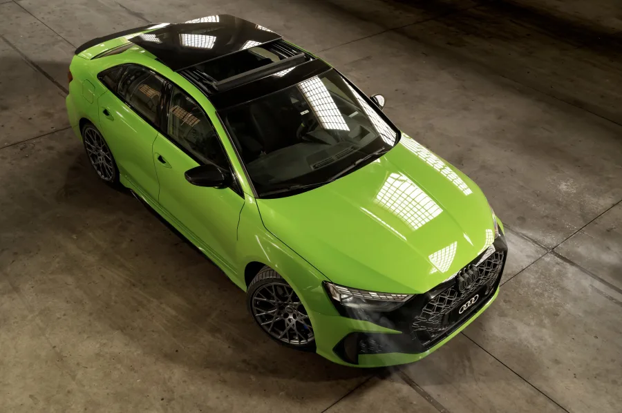 O Audi RS 3 2025 retorna ao mercado brasileiro com 400 cv, tração integral e foco em entusiastas que ainda valorizam o ronco do motor cinco cilindros.