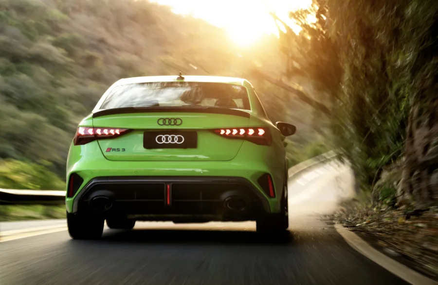 As versões RS 3 Sedan e RS 3 Track chegam custando R$ 659.990 e R$ 714.990, com freios de cerâmica e acabamento em fibra de carbono na topo de linha.