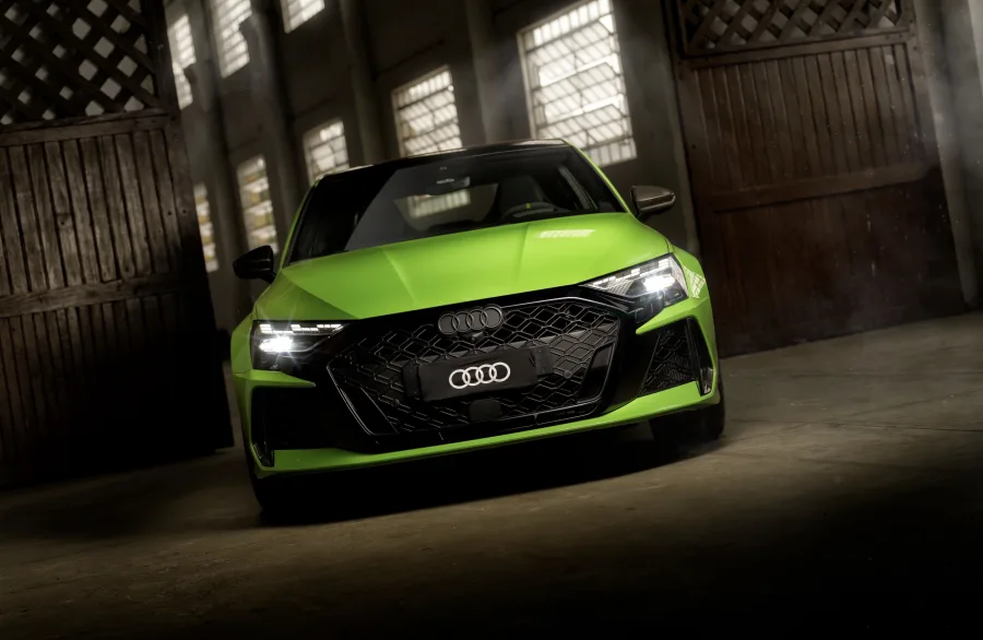 Com aceleração de 0 a 100 km/h em 3,8 segundos, o RS 3 continua entre os compactos mais rápidos do país, ainda que distante da eficiência dos híbridos.