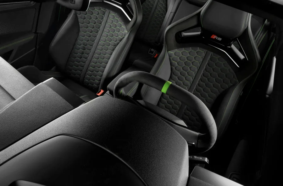 O interior traz cockpit digital de 12,3”, multimídia MMI e som SONOS 3D, reforçando o equilíbrio entre conforto premium e desempenho esportivo.