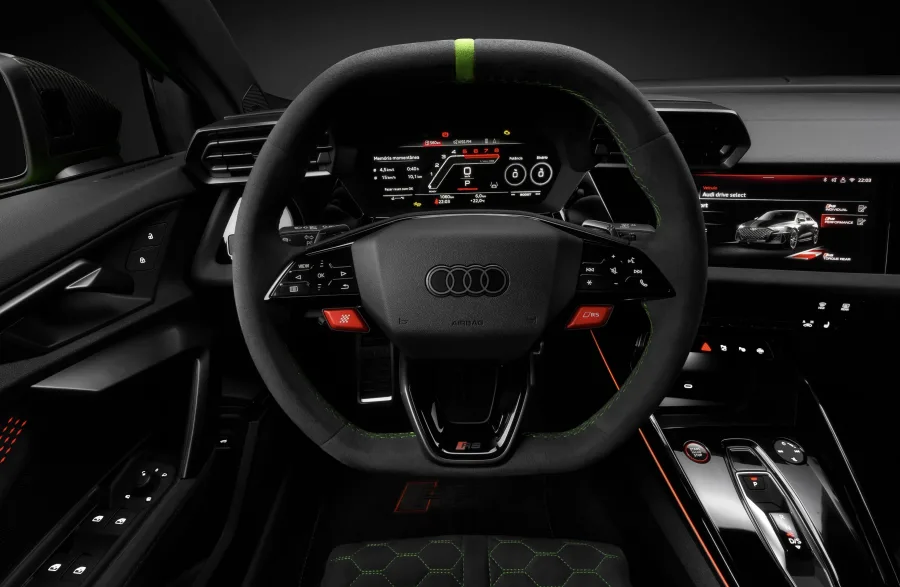 Entre os modos de condução, o RS Torque Rear distribui o torque nas rodas traseiras, permitindo drifts controlados e maior agilidade em curvas.