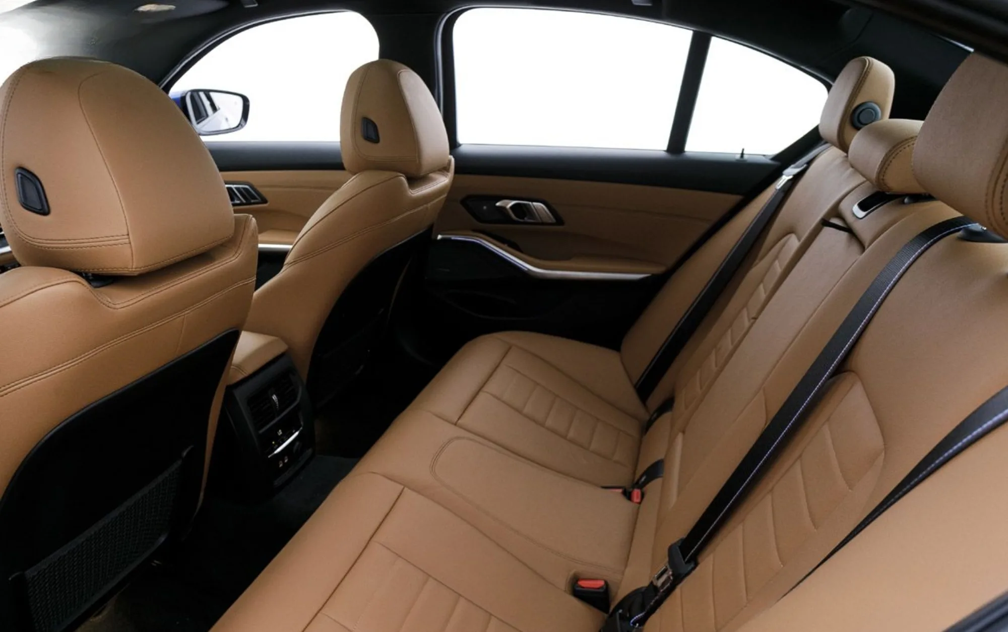 No interior, o 320i M Sport oferece acabamento em couro, bancos elétricos com memória, ar-condicionado digital de três zonas e teto solar. A suspensão independente nas quatro rodas proporciona estabilidade e conforto, e o isolamento acústico reforça a sensação de requinte.