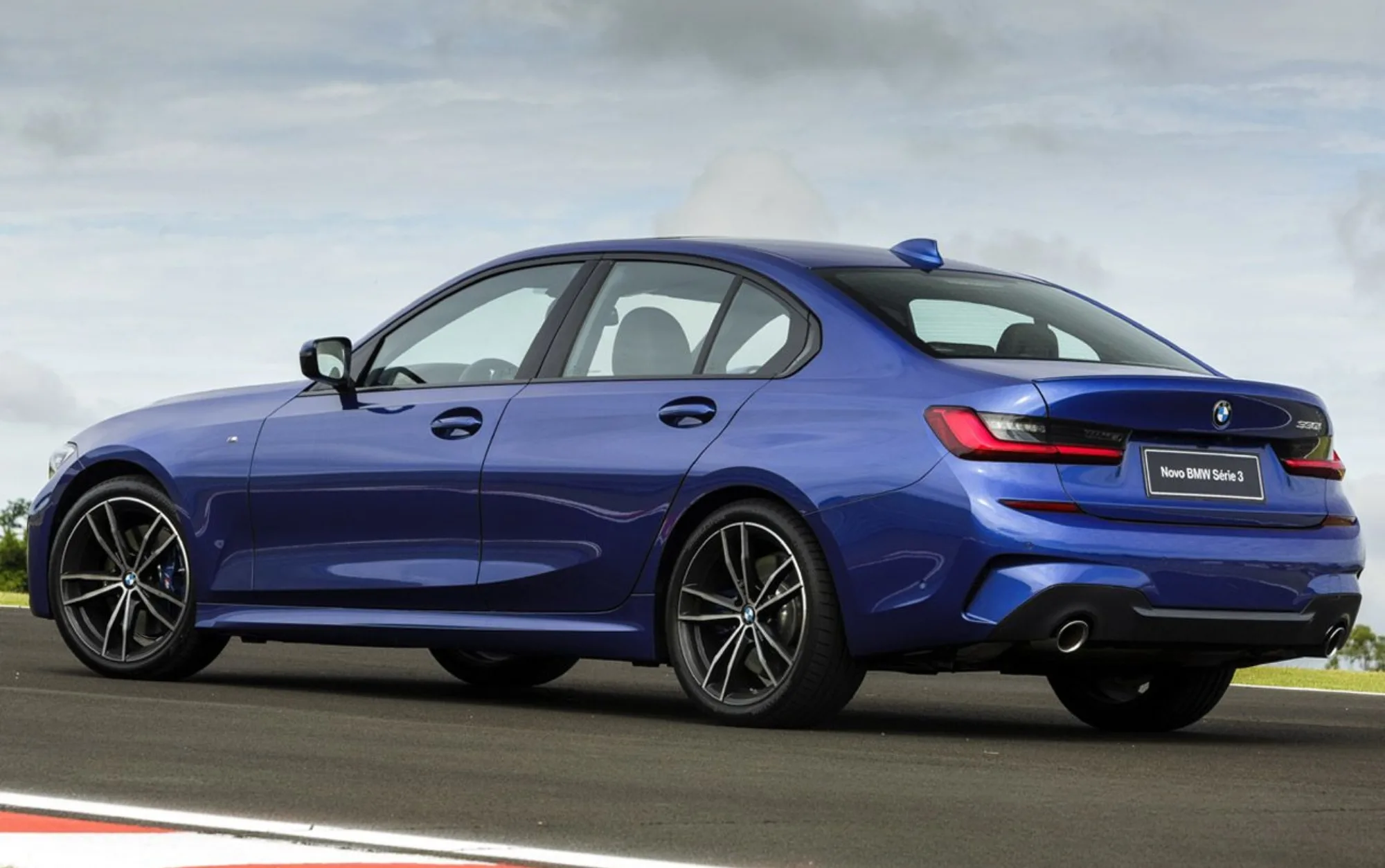 Em segurança, o modelo se destaca por trazer controle de tração e estabilidade, múltiplos airbags, sensores e câmeras de estacionamento, além de assistentes de permanência em faixa, frenagem automática e alerta de ponto cego.