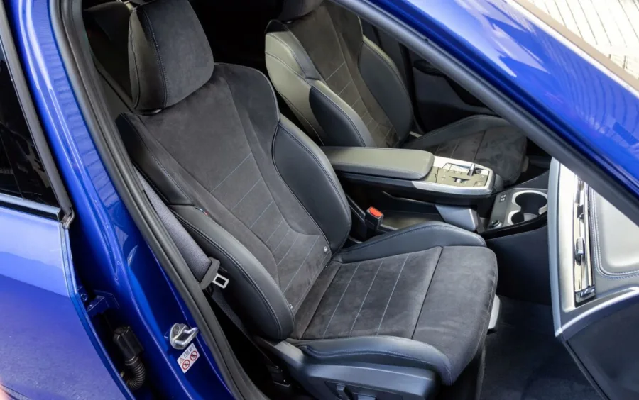 Com cinco lugares e interior espaçoso, o modelo oferece acabamento refinado e tecnologia embarcada que o tornam prático e versátil para famílias e profissionais que valorizam sofisticação e eficiência.