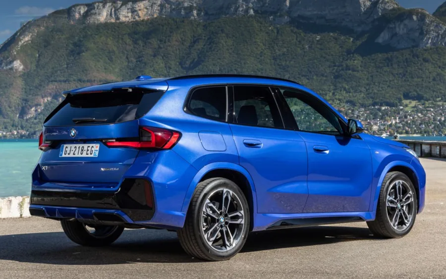 O lado negativo aparece na suspensão firme que transfere imperfeições do asfalto e na ausência de tração integral. Além disso, o híbrido leve não roda no modo elétrico, limitando a economia esperada.