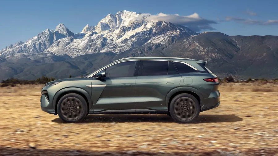 As dimensões generosas garantem espaço real para família e bagagem, tornando o modelo uma opção prática para quem precisa de conforto em todos os assentos sem abrir mão de tecnologia.