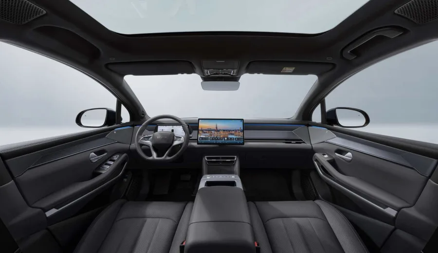 O interior amplia a sensação de uso familiar ao oferecer porta malas variado, atendendo tanto rotinas urbanas quanto viagens completas, mantendo o padrão de versatilidade do SUV grande.