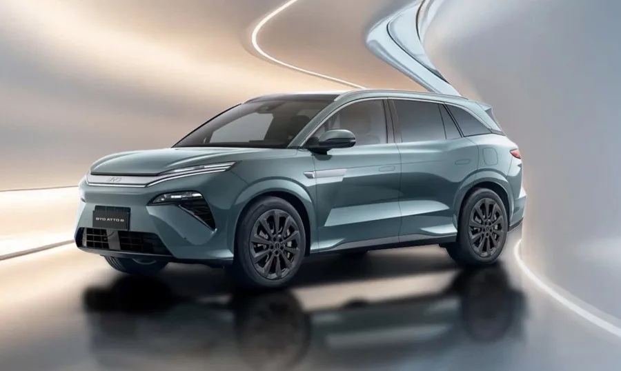 O híbrido plug in une motor 1.5 turbo a dois elétricos, entregando força imediata e consumo menor, formando um conjunto pensado para quem divide rotina entre cidade e estrada.