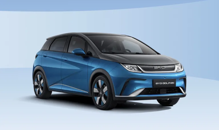 BYD Dolphin 2026: O hatch de R$ 149 mil que resolve a falta de espaço (e de silêncio) do irmão menor