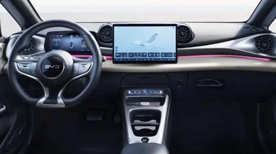 O interior foi totalmente atualizado, com painel redesenhado, multimídia 5G de 12,8”, quadro digital de 8,8” e novo volante, reforçando a sensação de tecnologia e conforto premium.