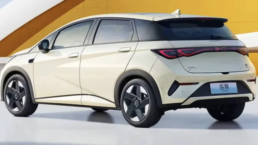 O novo BYD Dolphin já foi registrado no INPI, tem estreia prevista para o fim de 2026 e será produzido em Camaçari, na Bahia, após testes e apuração técnica feitos na China.