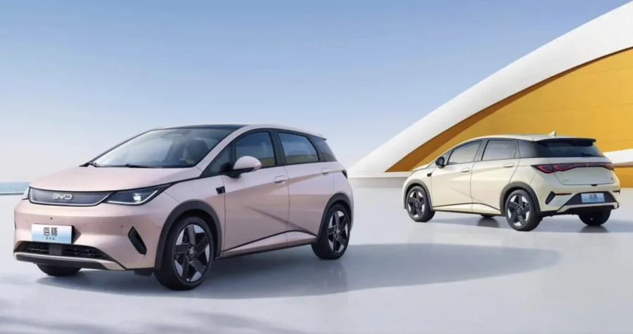 O novo BYD Dolphin 2027 chega ao Brasil em versão reestilizada e surpreende com design mais robusto, interior reformulado e uma curiosa geladeira embutida no console central.