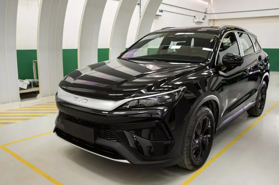 O modelo atual do BYD Song Pro compete diretamente com a expectativa criada pelo híbrido flex previsto para 2027, apresentado como protótipo na COP30.