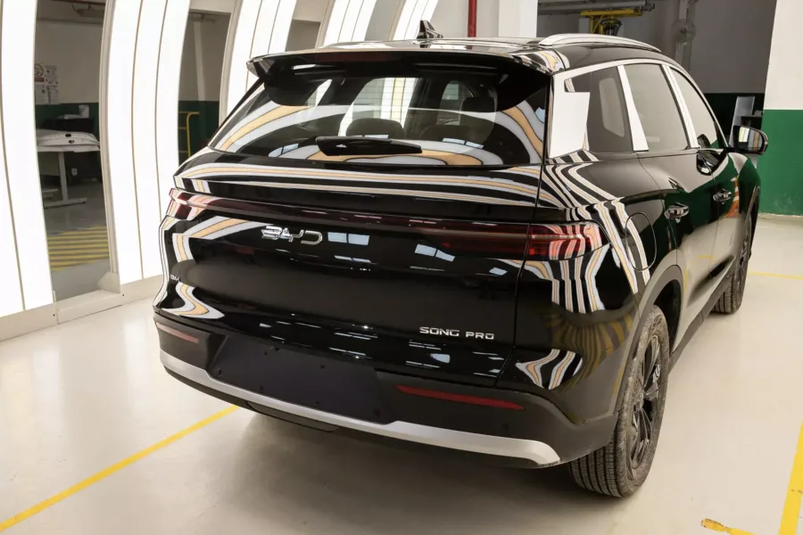 A futura versão híbrida flex trará motor 1.5 que promete manter rendimento muito próximo usando etanol ou gasolina, algo relevante para quem depende do combustível mais vantajoso.